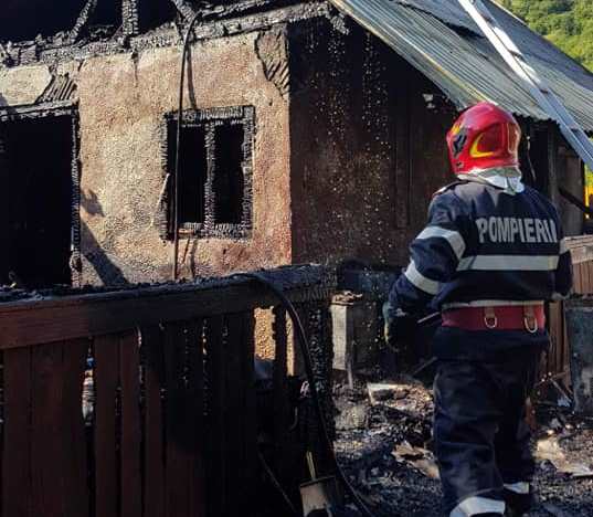Gospodărie cuprinsă de flăcări în Harghita Gospodărie cuprinsă de flăcări în Harghita