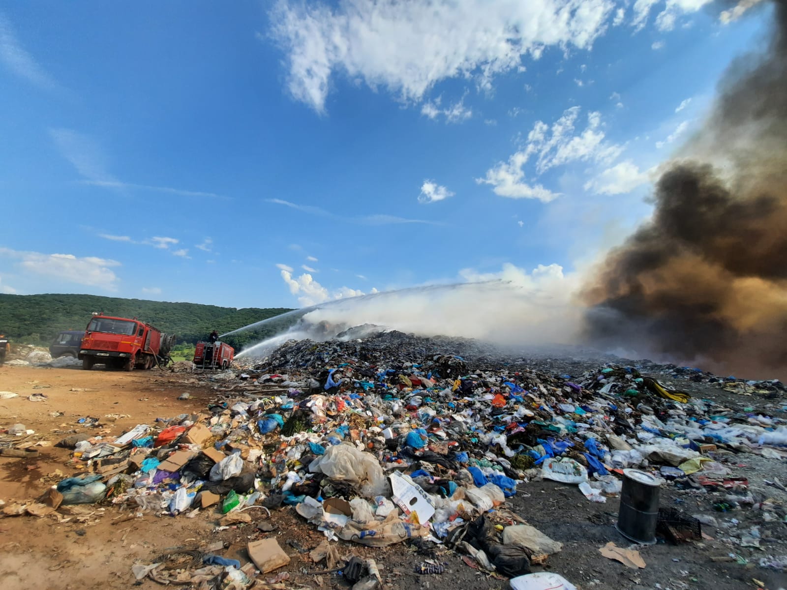 Două noi focare de incendiu au fost localizate la groapa de gunoi a Sighișoarei Două noi focare de incendiu au fost localizate la groapa de gunoi a Sighișoarei
