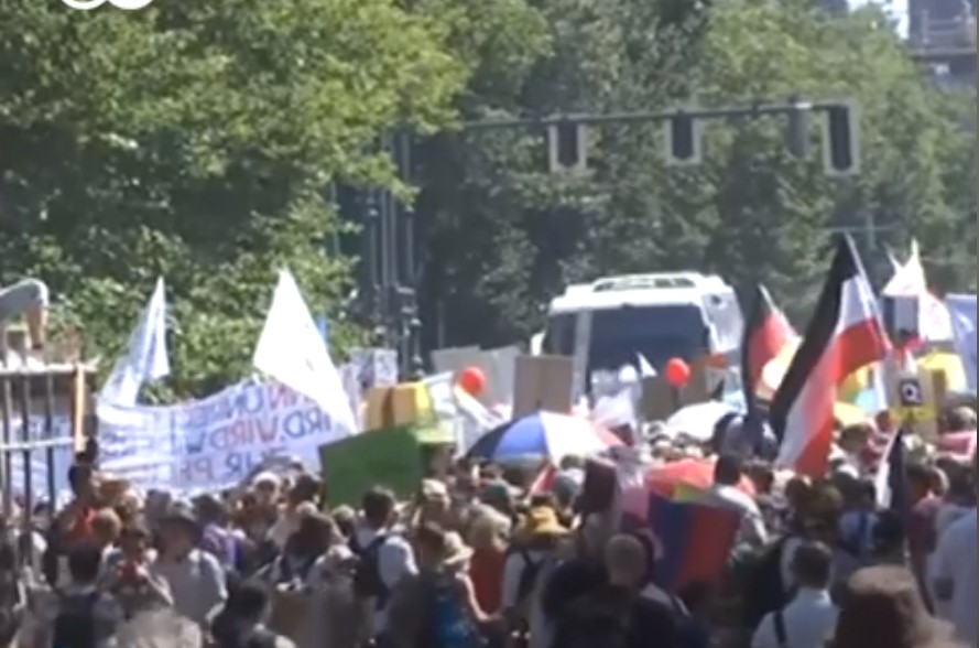Mii de persoane au protestat la Berlin împotriva restricţiilor de pandemie instituite de guvern