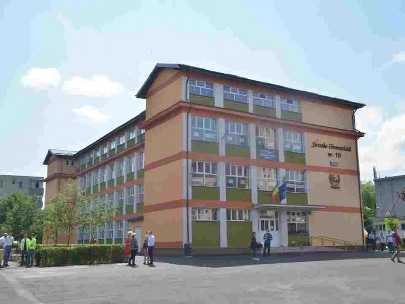 În Brașov cele mai multe școli trec la două schimburi din cauza numărului mare de elevi