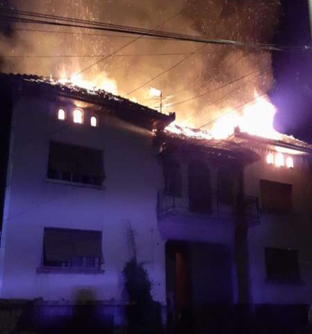 Trei persoane evacuate la Cugir în urma unui incendiu la o casă Trei persoane evacuate la Cugir în urma unui incendiu la o casă