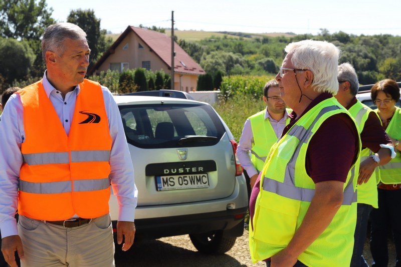 ELECTORALĂ/Candidatul UDMR la Consiliul Județean, Péter Ferenc, a fost prezent la începerea lucrărilor de reabilitare a drumului din zona Ungheni