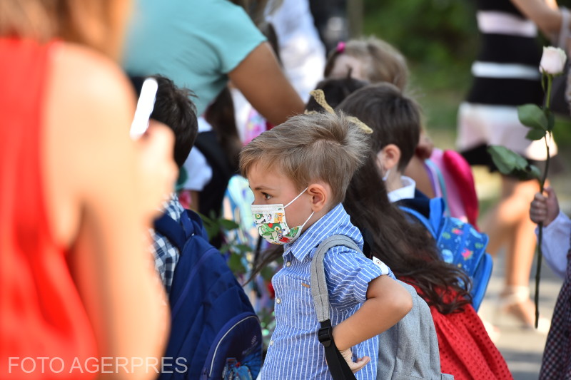 Dacă regulile se respectă în școlile mureșene, în jurul unităților de învățământ elevii și părinții stau ”grămadă”