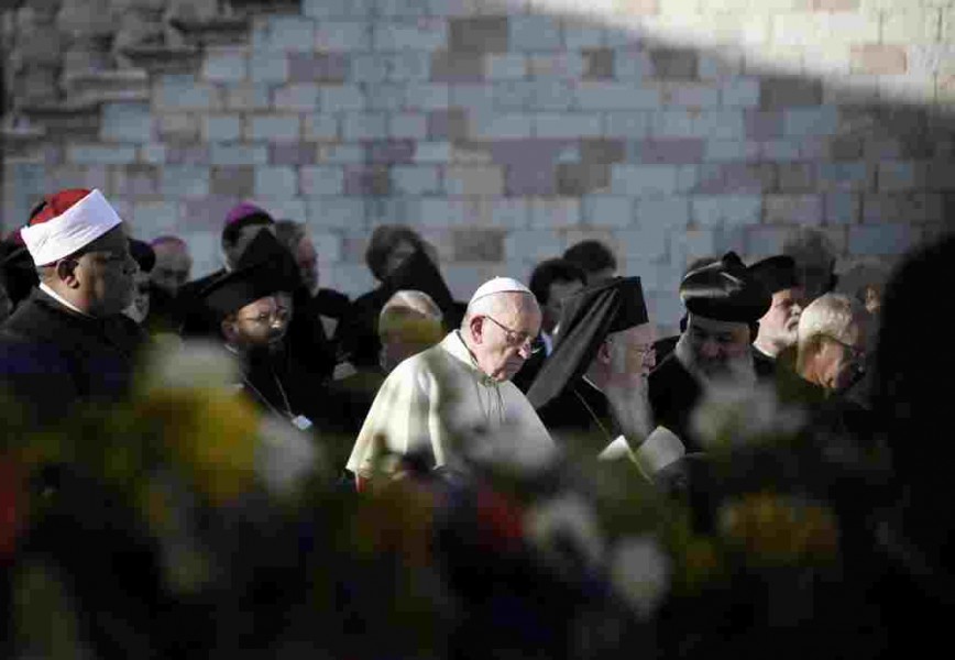 O fiolă conţinând sânge al fostului papă Ioan Paul al II-lea, furată dintr-o biserică din Italia