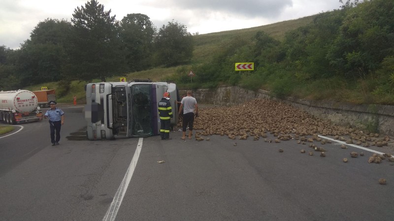 TIR încărcat cu sfeclă răsturnat în apropiere de Nadeș