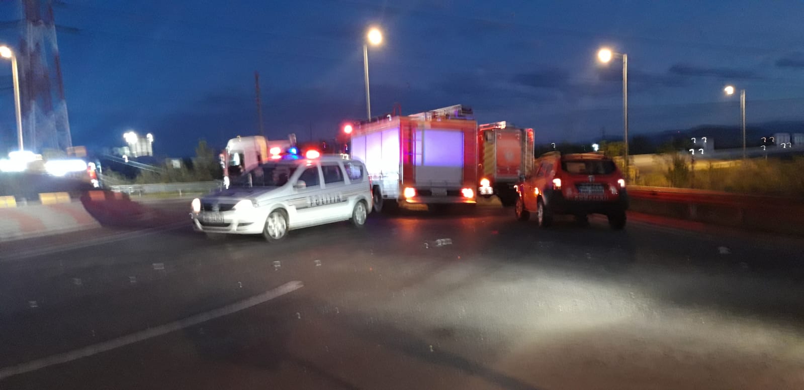 Un autocamion încărcat cu 840 de butelii cu gaz s-a răsturnat pe carosabil