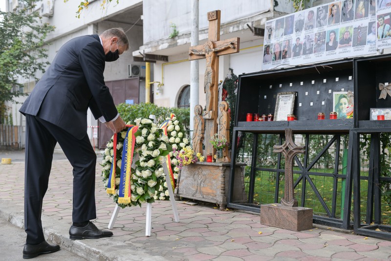 Șeful statului a depus o coroană de flori în locul unde a avut loc incendiul de la clubul Colectiv