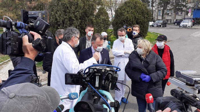 Asimptomaticii vor fi evaluaţi la domiciliu şi programaţi pentru investigaţiile paraclinice