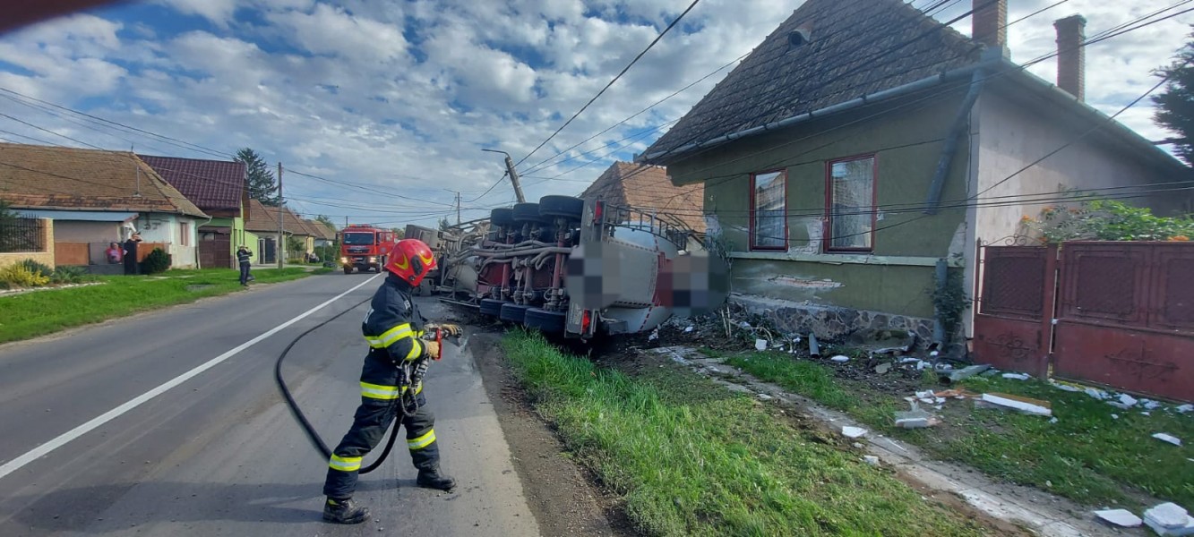 TIR răsturnat în șant, în Leordeni