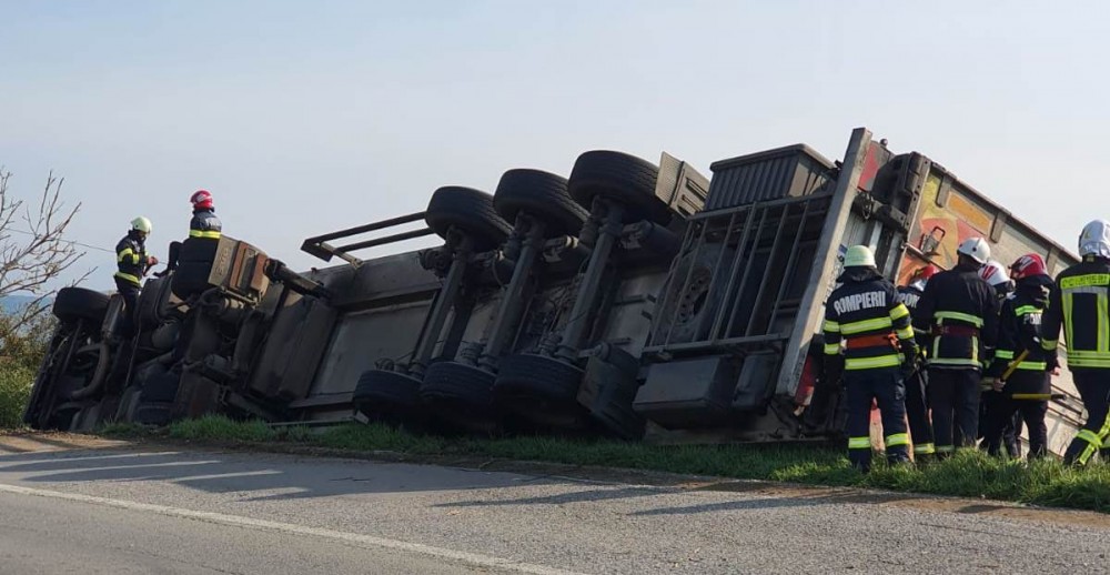 Autocamion răsturnat la Câmpenița, jud. Mureș