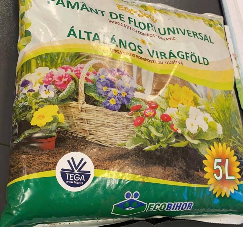 Un sac de pământ în schimbul deșeurilor menajere