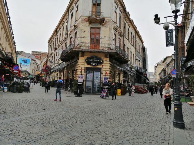 Patronii de restaurante şi angajaţii lor sunt nemulţumiţi de re-închiderea activităţii în interior