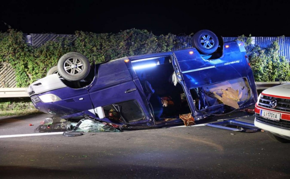 Nouă români, implicaţi într-un accident în Austria