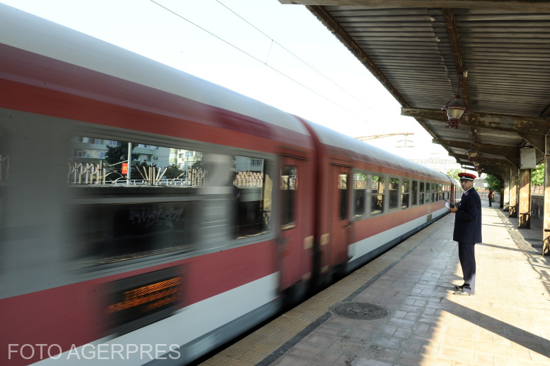 CFR Călători suplimentează numărul de trenuri pentru minivacanţa de 1 Mai şi Paşti CFR Călători suplimentează numărul de trenuri pentru minivacanţa de 1 Mai şi Paşti
