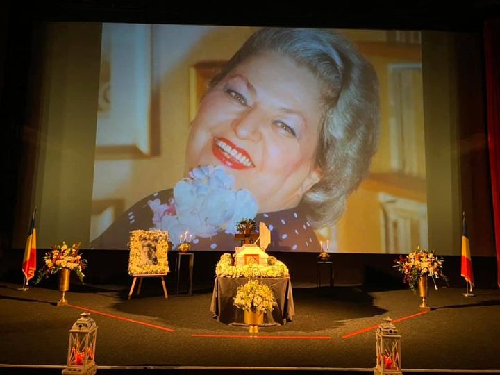 Sicriul cu trupul neînsufleţit al actriţei Draga Olteanu Matei, depus la cinematograful ‘Dacia Mon Amour’
