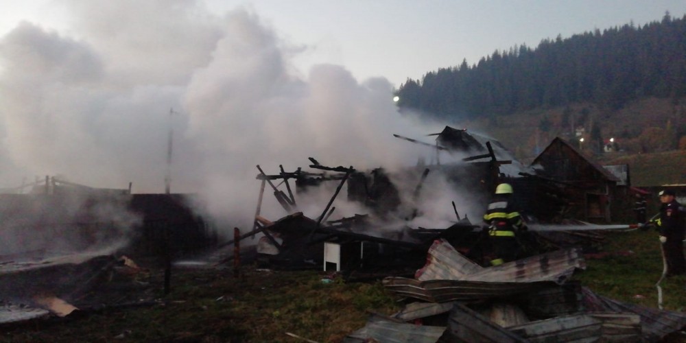 Incendiu la 3 case în localitatea Neagra, jud. Mureș