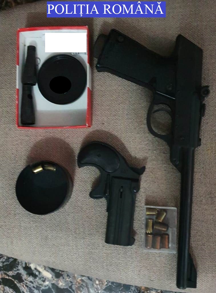 Arme ilegale găsite de polițiști într-o locuință din Sighișoara
