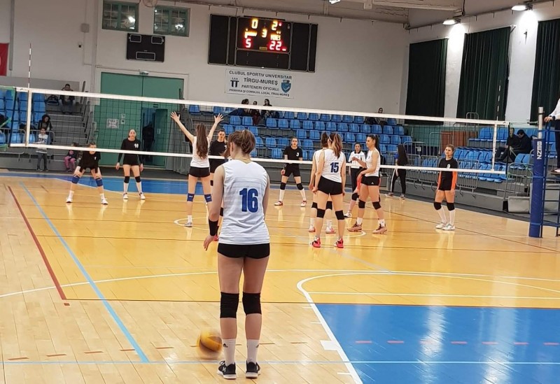 Una caldă și alta rece pentru voleibalistele mureșene
