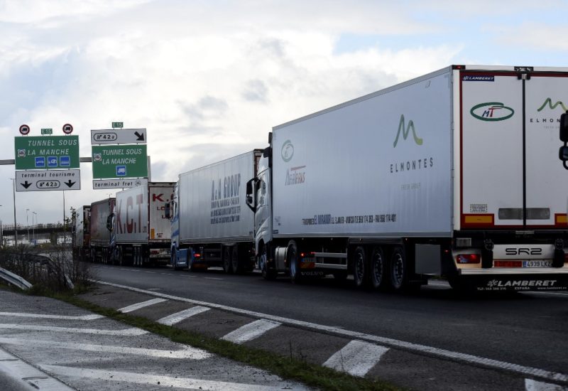 Sute de români, șoferi de TIR și turiști, blocați în trafic la traversarea Canalului Mânecii dinspre Marea Britanie spre Europa