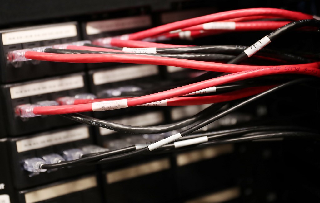 Trei bărbaţi din Covasna, acuzaţi că au furat cabluri de telefonie mobilă, arestaţi preventiv