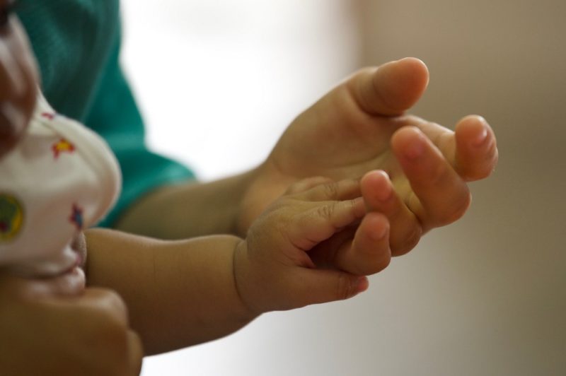 Persoanele care adopta un copil beneficiază de concediu de acomodare de doi ani