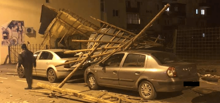 Acoperiş de bloc smuls de vânt, prăbuşit peste maşinile din parcare Sibiu