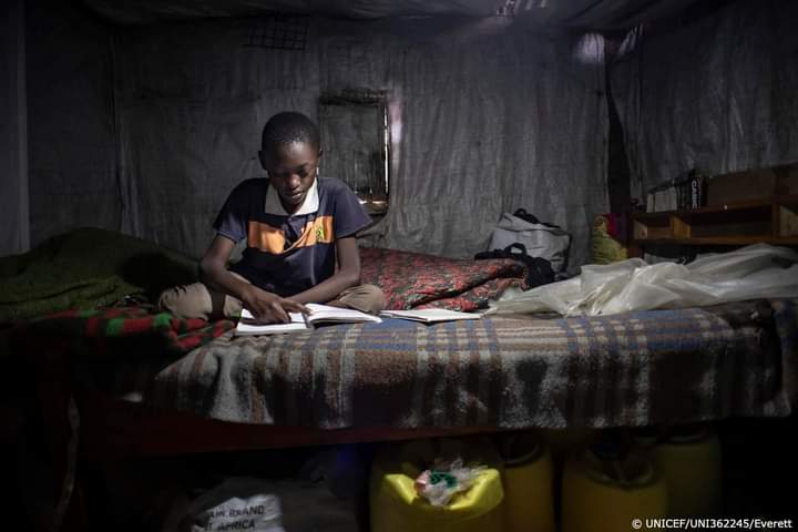 La nivel mondial, două treimi dintre şcolari nu au acces la educaţie din cauza pandemiei