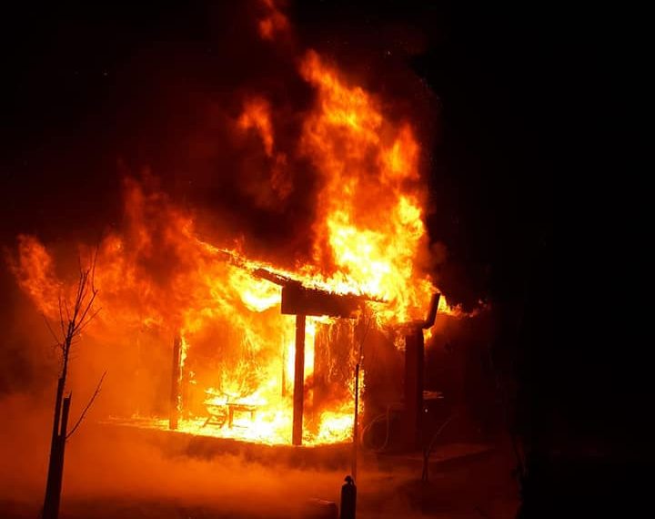 Sibiu: O cabană de lângă Avrig a ars aproape în totalitate