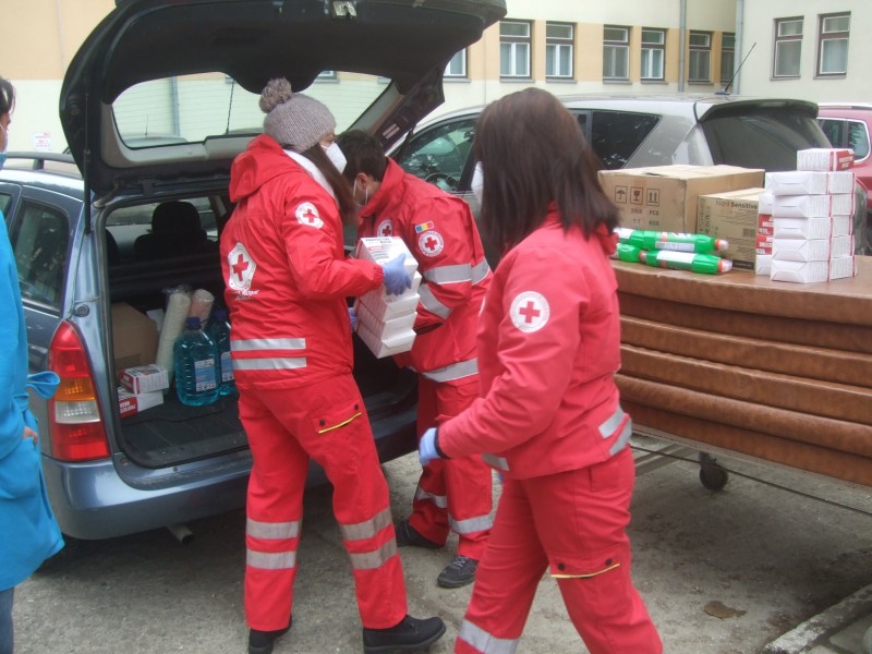 Voluntarii Crucii Roşii Harghita duc daruri de Moş Nicolae copiilor bolnavi sau defavorizaţi
