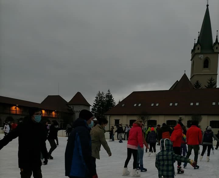 Accesul la patinoarul artificial din Cetatea Tg Mureș, limitat la 90 de persoane pe tură
