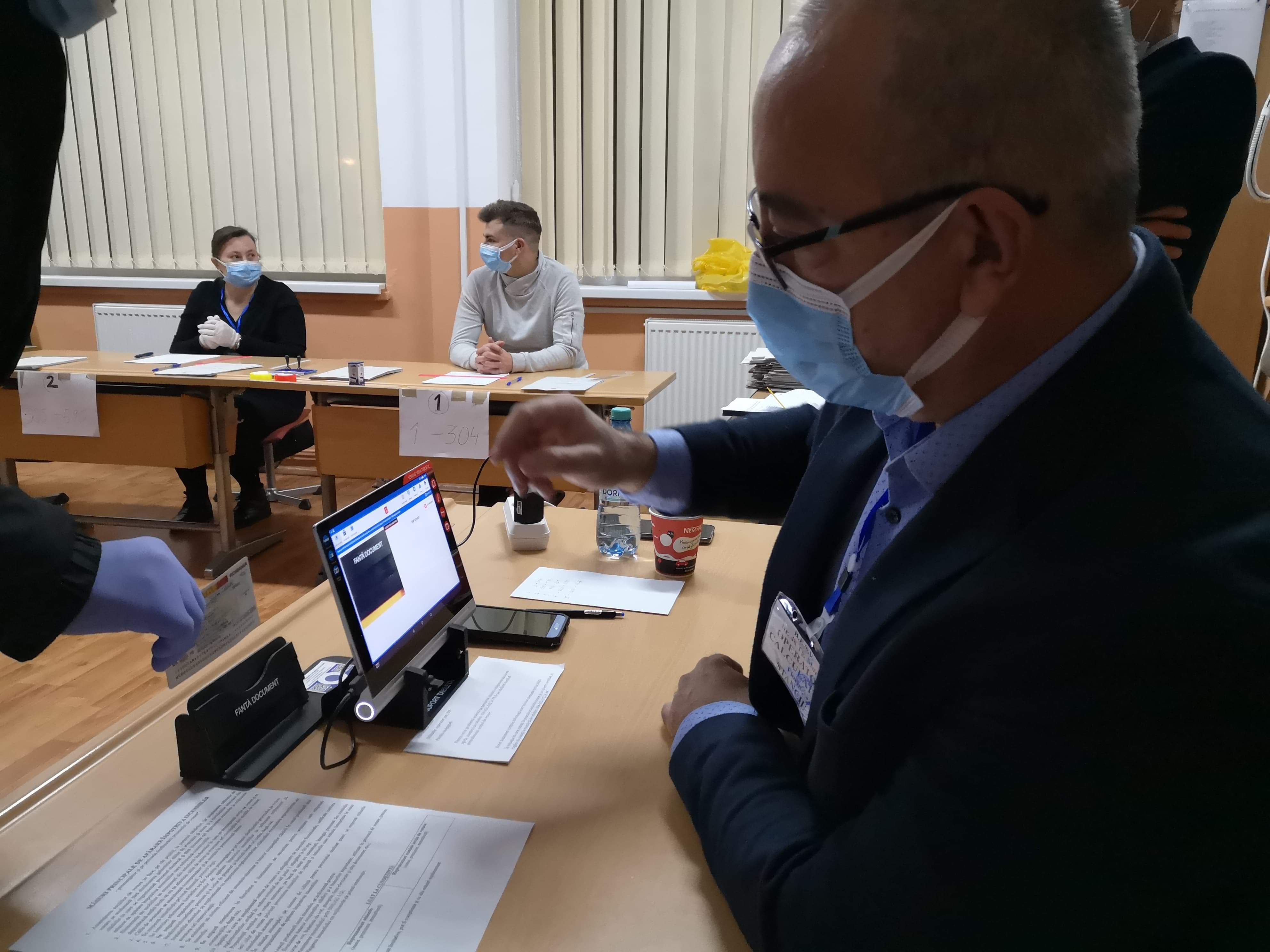 PARLAMENTARE 2020/Coadă la vot, la deschiderea secțiilor, la Tg. Mureș PARLAMENTARE 2020/Coadă la vot, la deschiderea secțiilor, la Tg. Mureș