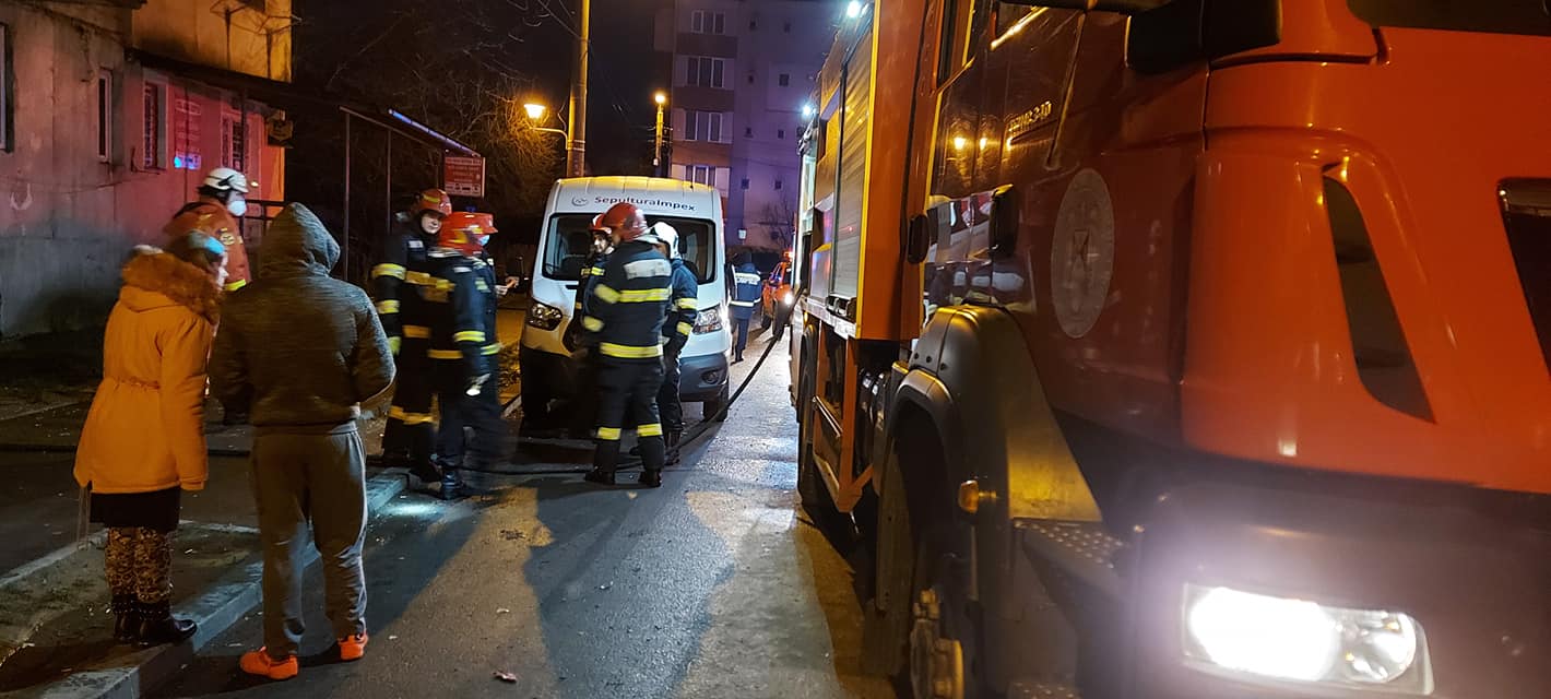 O persoană decedată şi 46 evacuate în urma unui incendiu într-un bloc din Baia Mare