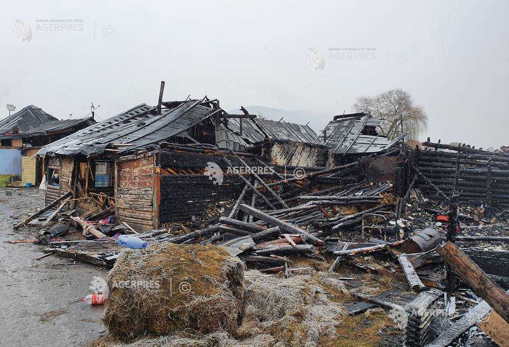 Autorităţile harghitene solicită sprijin de la Rezervele de Stat, după incendiul din cartierul Şumuleu Autorităţile harghitene solicită sprijin de la Rezervele de Stat, după incendiul din cartierul Şumuleu