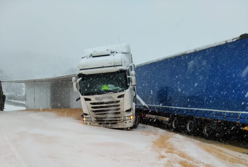 TIR răsturnat la intrarea în Pădurea Bogății