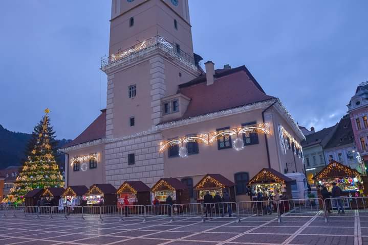 Instalațiile de iluminat de sărbători din Brașov vor fi ridicate la începutul săptămânii viitoare Instalațiile de iluminat de sărbători din Brașov vor fi ridicate la începutul săptămânii viitoare