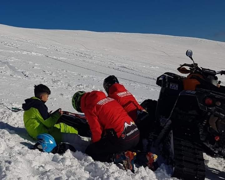 Copil accidentat pe o pârtie din Poiana Braşov de o placă de snowboard