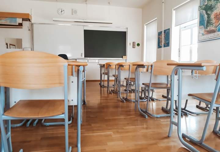 Elevii din clasele terminale vor continua sã meargã la școalã și în scenariul roșu