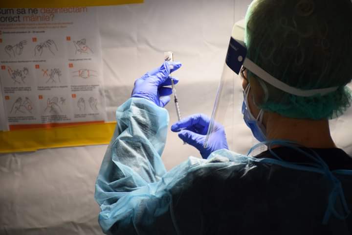 Aproape 500 de lucrători din sistemul sanitar sau ISU Covasna, vaccinaţi anti-COVID