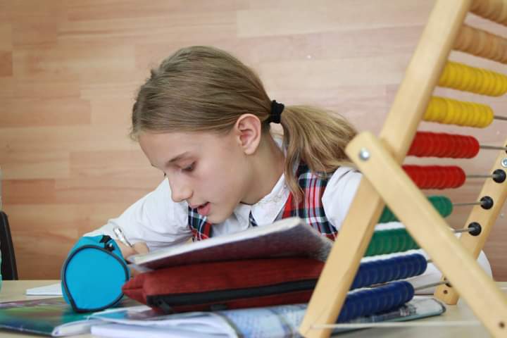 Aproape 600 de mii de elevi din ţara noastră au avut acces îngreunat sau chiar împiedicat la învăţământul on-line