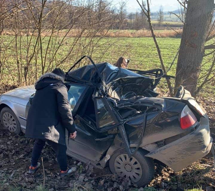 Trei persoane rănite la Sibiu după ce un autoturism a intrat într-un copac