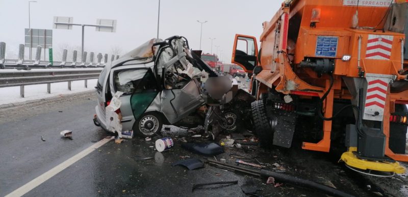 Trei morţi şi o persoană grav rănită pe A1, după ce un autoturism a lovit un utilaj de deszăpezire