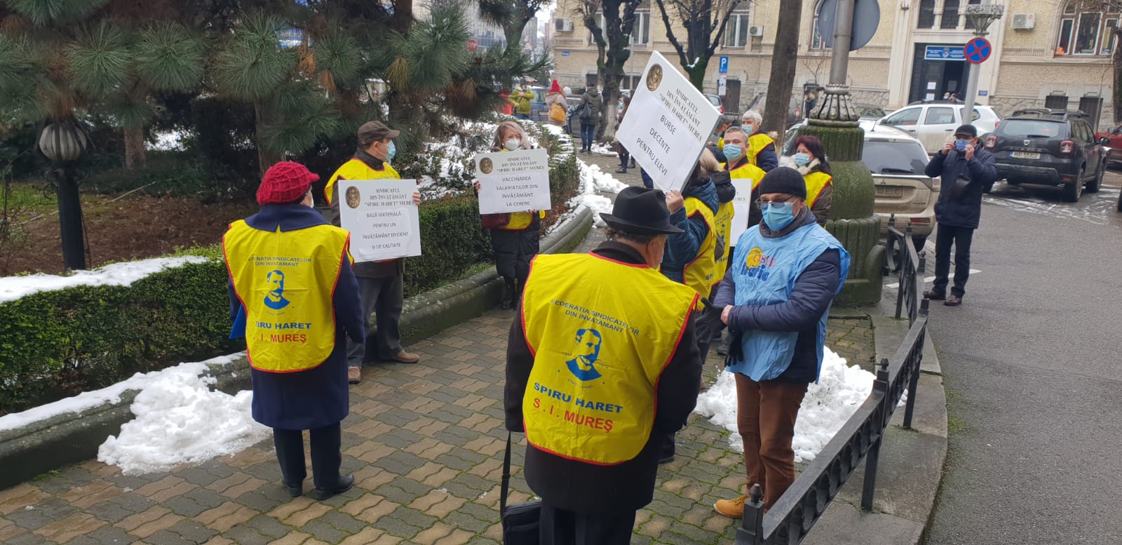 Zeci de sindicaliști au protestat astăzi în fața Prefecturii Mureș