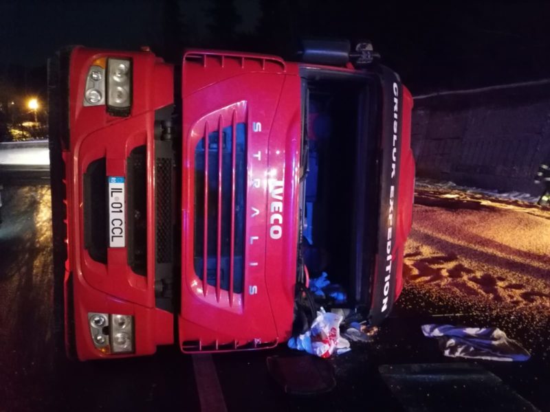 Circulaţie îngreunată pe DN 1, la Timişul de Sus, din cauza unui autocamion încărcat cu porumb, răsturnat