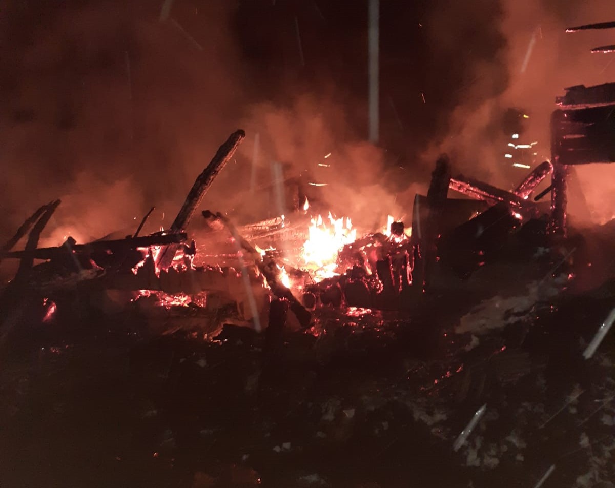 Incendiu la un adăpost de animale din Sovata: un cal și 2 porci au murit