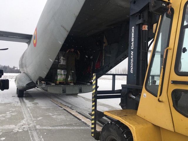 Materiale sanitare din Qatar, aduse cu o aeronavă militară