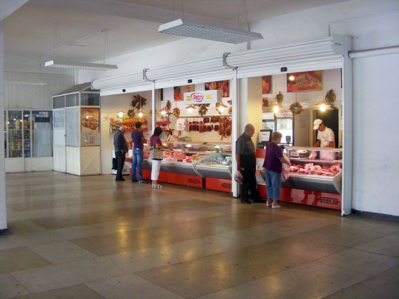 Produsele alimentare înlocuiesc îmbrăcămintea în spațiile comerciale din piețele târgumureșene