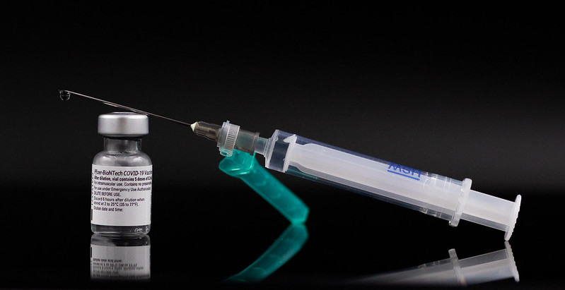 Lucrătorii din domenii esenţiale programaţi pentru vaccinare trebuie să mai aştepte zece zile ca să primescă prima doză de ser de imunizare