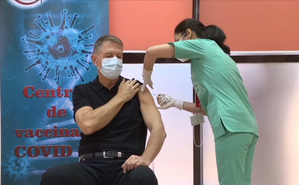 Președintele Klaus Iohannis s-a vaccinat anti-COVID la Centrul de vaccinare de la Spitalul Militar „Doctor Carol Davila”