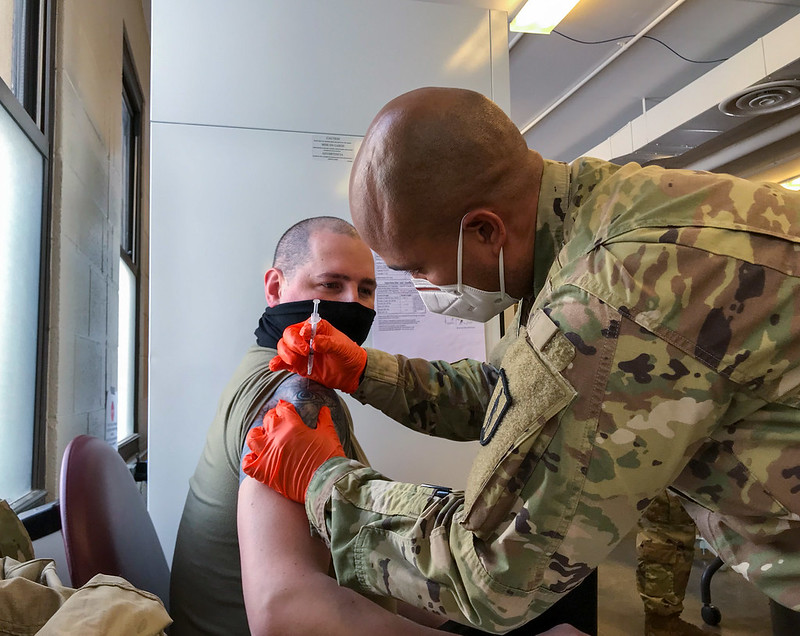 120 de angajaţi ai Ministerului Apărării Naţionale şi pensionari militari s-au vaccinat împotriva COVID-19