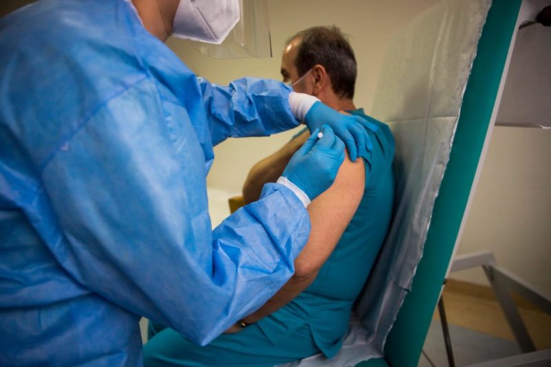 Peste 60% dintre angajaţii în Sănătate sunt fie vaccinaţi, fie s-au infectat cu SARS-C0V-2 şi au anticorpi Peste 60% dintre angajaţii în Sănătate sunt fie vaccinaţi, fie s-au infectat cu SARS-C0V-2 şi au anticorpi
